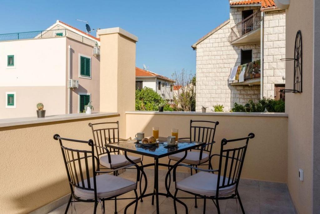 Apartments With A Parking Space Supetar, Brac - 16294 Exterior photo