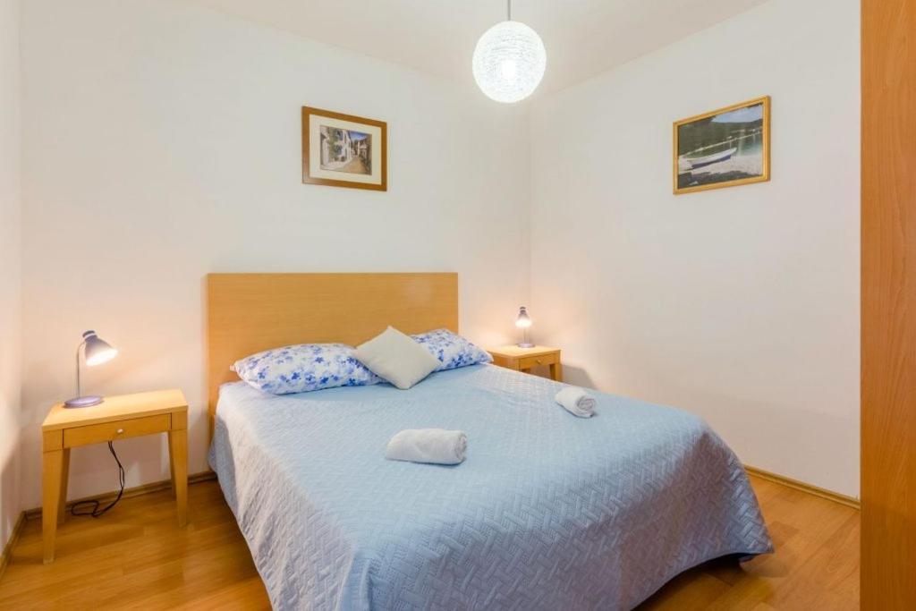 Apartments With A Parking Space Supetar, Brac - 16294 Exterior photo