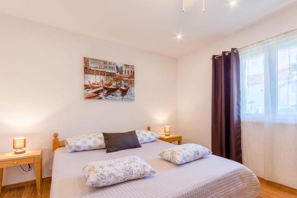 Apartments With A Parking Space Supetar, Brac - 16294 Room photo