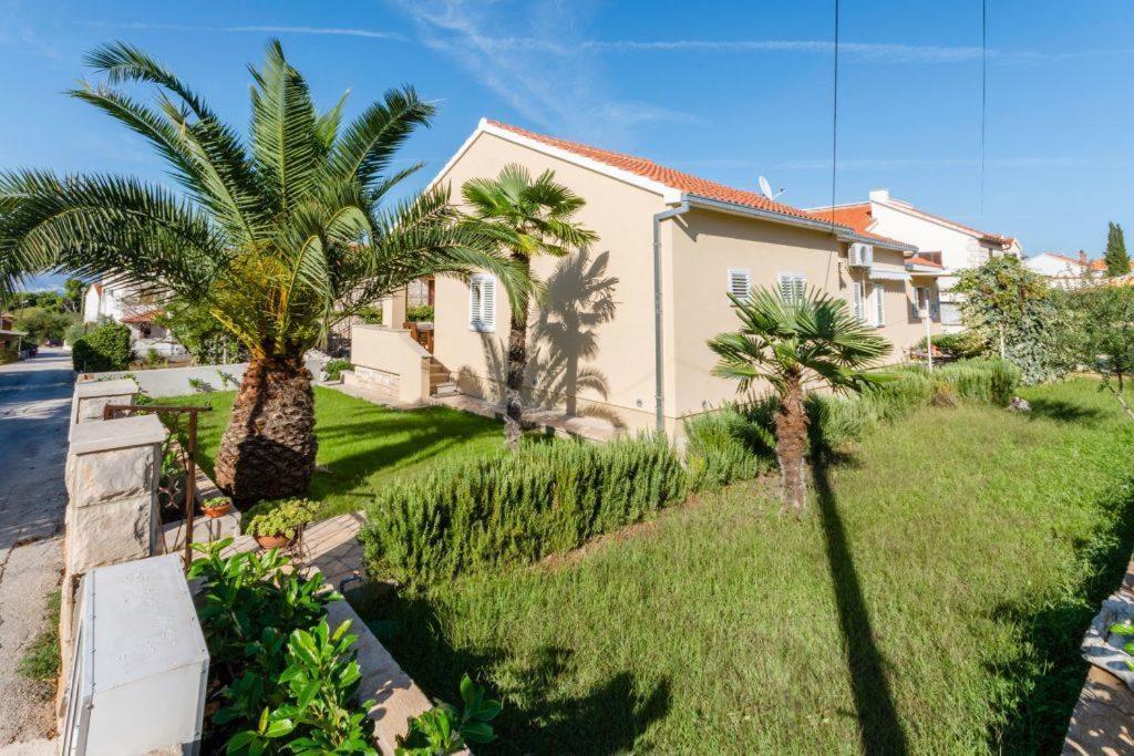 Apartments With A Parking Space Supetar, Brac - 16294 Exterior photo
